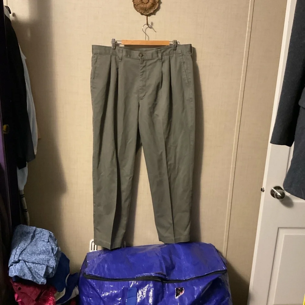 Dockers Men's Olive Chinos
